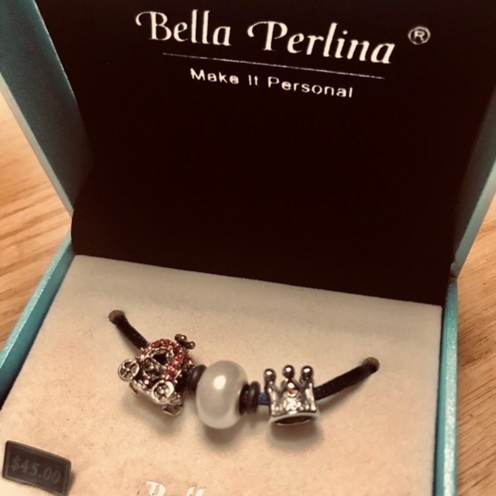 Bella Perlina Queen & Her Carriage Charm NWT